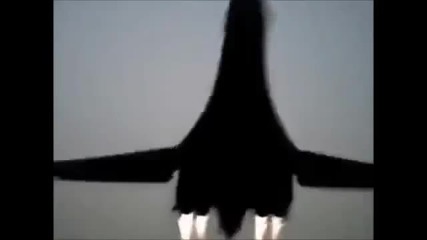 Бомбардировач B-1 прелита много ниско над земята