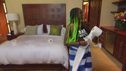 Lana and Naomi TP Natalya's room: Total Divas Preview Clip, Dec. 13, 2017