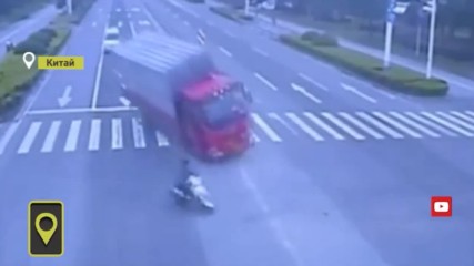 Преобърна камиона за да спаси моториста