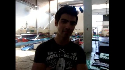 Joe Jonas поздравява фенове от Аржентина 