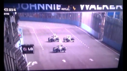 F1 Гран при на Сингапур 2011 - Schumacher се блъска доста здраво в Perez и отпада [onboard]