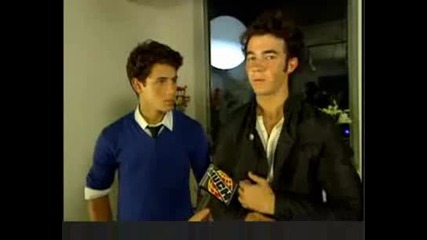 [new] Jonas Brothers говорят за Miley Cyrus, Camp Rock 2 [ и за интервюто с Larry King ]