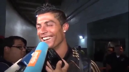 Cristiano Ronaldo Поправя Репортер... Смях
