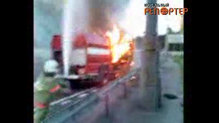 Само в Русия - гори пожарна кола
