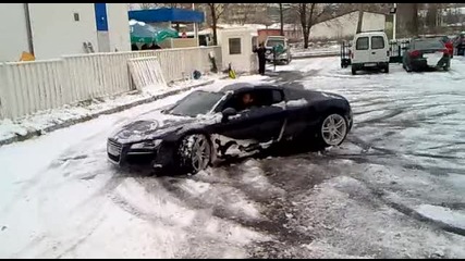Ауди R8 танцува върху снега - Audi R8 making donuts on the ice 