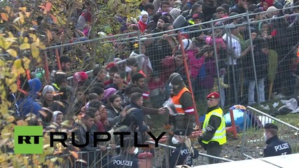 Austria: Scuffles break out as refugees push through border crossing at Spielfeld