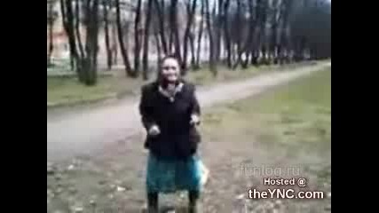 Бабичка танцува след 3 енергиини напитки в парка