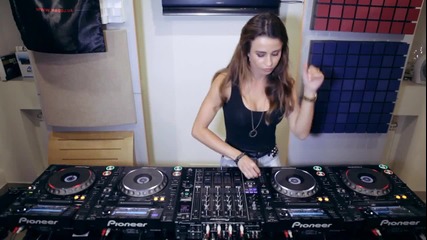 Juicy M showing how to mix without headphones on vinyl, Dvs and Cdjs