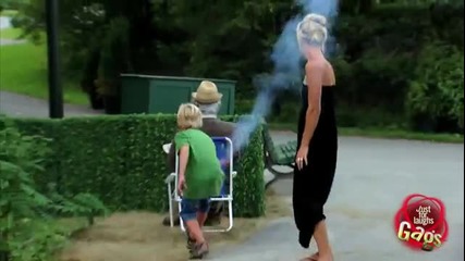 Дете взривява дядо в парка - Скрита камера