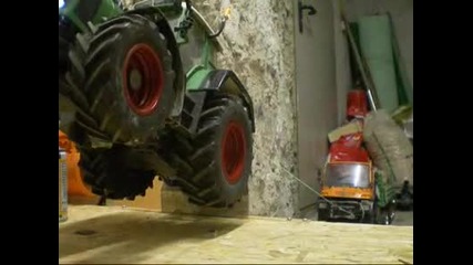 играчки трактор издърпва камион 