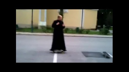 Свещеник проповядва, качен върху скейтборд ! 