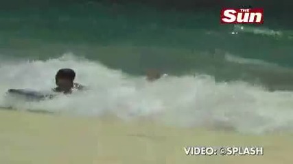 Justin Bieber кара сърф в Барбадос 