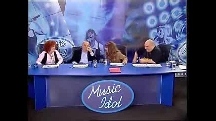 Мечка В Music Idol Смях До Пръскане