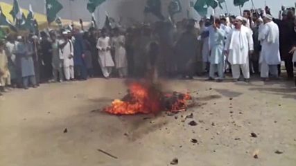 Pakistan: Protesters burn effigy of India's Modi to protest threats to Pakistan