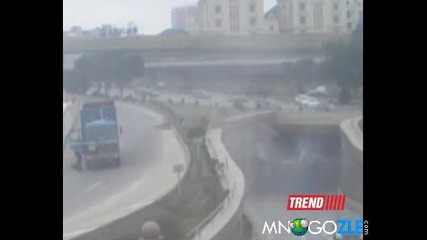 Боклукджийски камион пада от мост