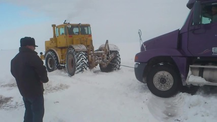 К-700 дърпа тир в сняг