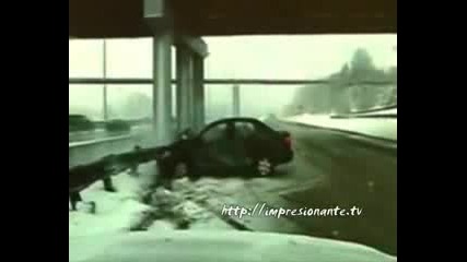 Идиот блъска двама полицаи 