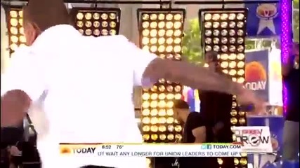 Много готино изпълнение на Chris Brown - Yeah 3x ( Today Show - 15.07.2011 )