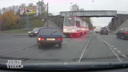 Най-лошият ляв завой правен някога… всичко изглеждаше като на майтап!