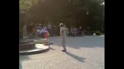 Завен руснак танцува Казачок на площада 