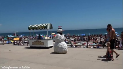 Страшният снежен човек на плажа