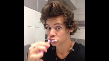 Harry Styles- brushing teeth mate :d