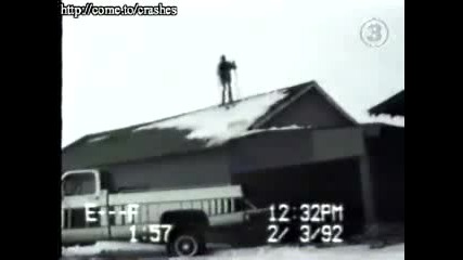 Пич се спуска от покрива със ски 