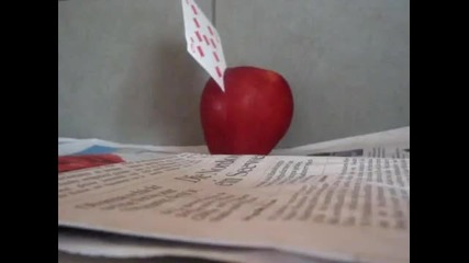 Може ли карта за игра да разреже ябълка?