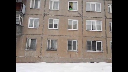 Руснаци скачат от третия етаж