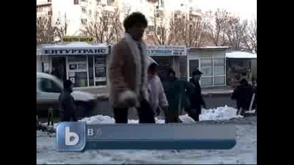 Затворници чистят снега в Бургас 