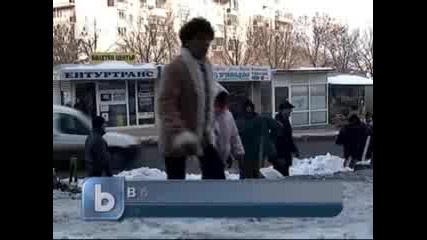 Затворници чистят снега в Бургас