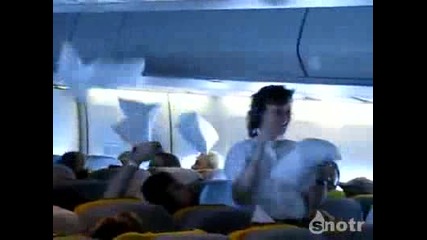 Бой с възгавници в самолета :) 