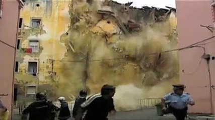 Destroyed in Seconds - Ужас със стара сграда