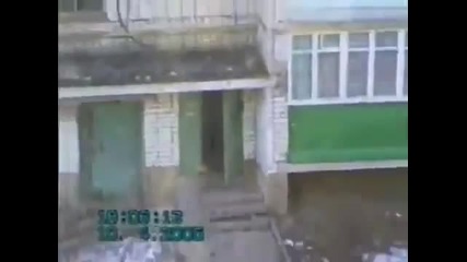 Двамата руснаци купонясват на балкона