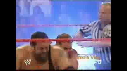 Chris masters се опитва да направи захвата на майстора на big show