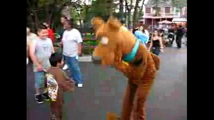 Scooby Doo Plays The Crowd At Six Flags Gurnee