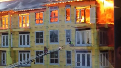 Пожарникар спасява ловък работник от горяща сграда !