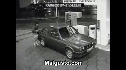 Жена сипва бензин 