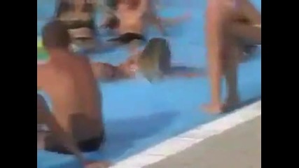Рускиня изтрещява на басейн