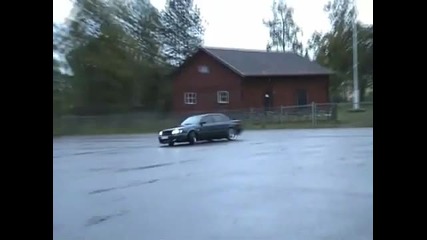 Audi S4 - Полудява на паркинг 