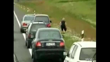 луда жена бие шофьор с патерица - смях