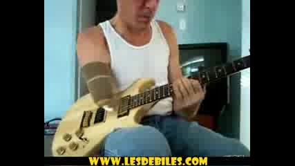 Удивително-Мъж с една ръка свири много добре на китара