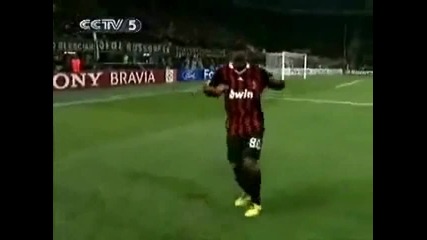 Ronaldinho Играе кучек 