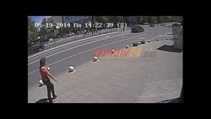 Вижте как гъркът минава на червено, секунди преди да помете 16-годишната Катя