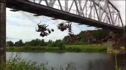 100 души скачат от мост-смях