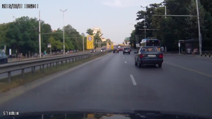 Цариградско шосе в София. Бус лента и знаци са пожелателни