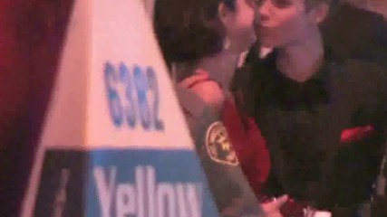 !!! hot kiss !!! Justin Bieber отново целуна Selly Gomez !!! hot kiss !!! 