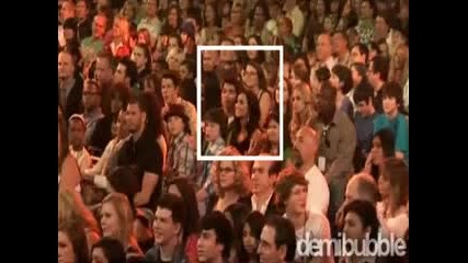 Джеми момент на Kids Choice Awards 2010 ( Джо поставя ръката си около Деми : sun : ) 