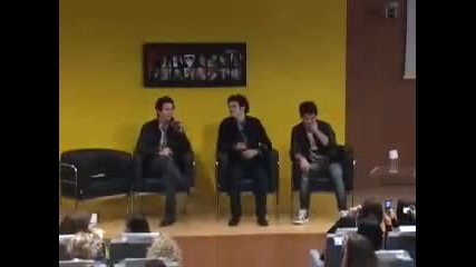 Jonas Brothers - Please Be Mine (03.11.09 Live in Italy) 