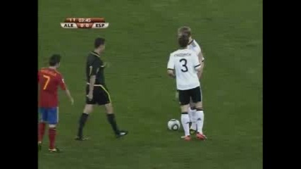 Фен с вувузела нахлу на терена и прекъсна мача Германия - Испания 